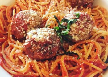 Albóndigas caseras para niños en salsa de tomate, tiernas y jugosas