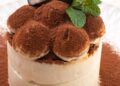Tiramisú saludable casero en capas con cacao espolvoreado, versión ligera sin azúcar