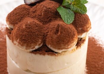 Tiramisú saludable casero en capas con cacao espolvoreado, versión ligera sin azúcar