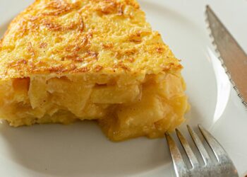 Tortilla de patatas al horno dorada y jugosa servida en un plato