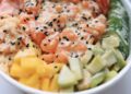Poke bowl casero con salmón, arroz, aguacate y semillas de sésamo