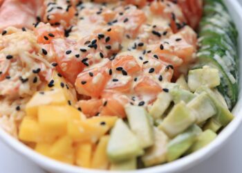 Poke bowl casero con salmón, arroz, aguacate y semillas de sésamo