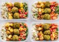 Varias fiambreras de cristal con comida saludable preparada para llevar al trabajo (meal prep)