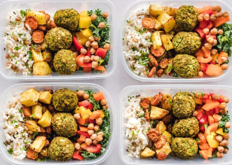 Varias fiambreras de cristal con comida saludable preparada para llevar al trabajo (meal prep)