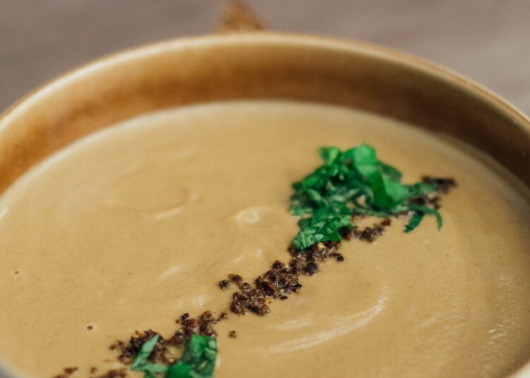 Cuenco de ajoblanco, la sopa fría de almendras andaluza, listo para servir