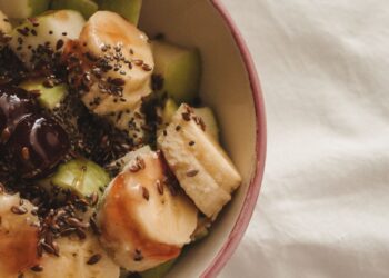 Variedad de alimentos ricos en fibra: legumbres, cereales integrales, frutas y semillas