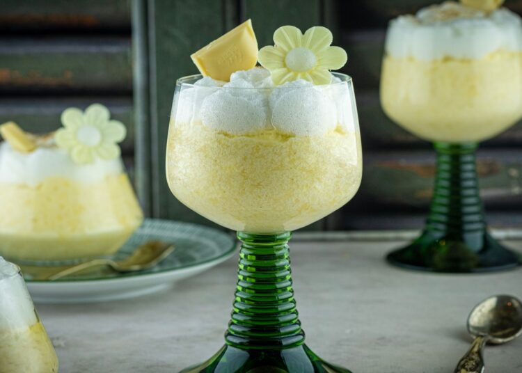 Vasitos de mousse de limón saludable decorados con ralladura y rodajas de limón fresco