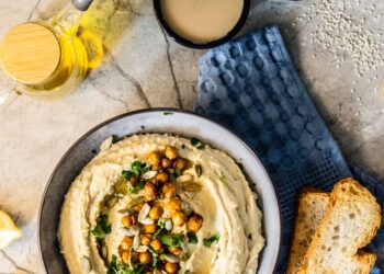 Hummus casero cremoso de garbanzos con aceite de oliva, limón y pimentón