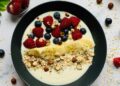 Desayunos fríos para verano: bol de avena con yogur y fruta fresca