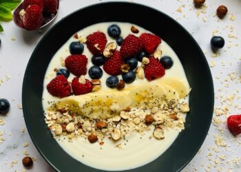 Desayunos fríos para verano: bol de avena con yogur y fruta fresca