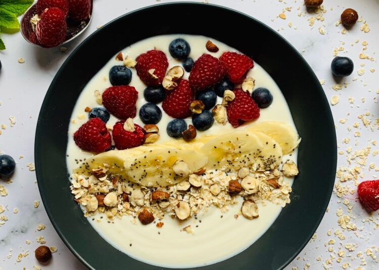 Desayunos fríos para verano: bol de avena con yogur y fruta fresca