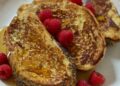 Plato de tostadas francesas saludables doradas con fruta fresca para desayunar