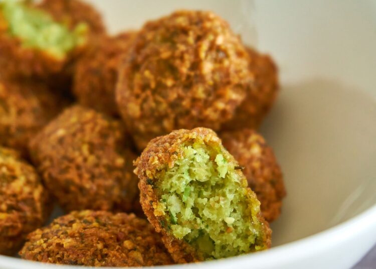 Falafel al horno crujiente de garbanzos servido en un plato