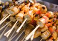 Brochetas de pollo a la plancha con verduras doradas en la parrilla