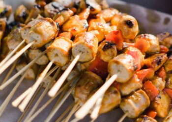 Brochetas de pollo a la plancha con verduras doradas en la parrilla