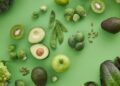 Selección de alimentos ricos en magnesio: verduras de hoja verde, frutas y vegetales frescos