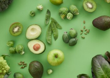 Selección de alimentos ricos en magnesio: verduras de hoja verde, frutas y vegetales frescos