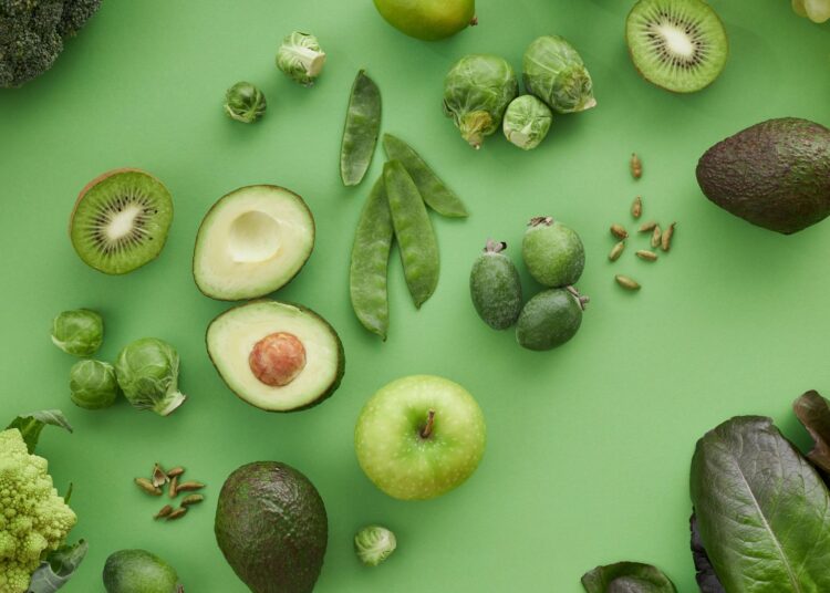 Selección de alimentos ricos en magnesio: verduras de hoja verde, frutas y vegetales frescos