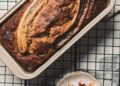 Banana bread saludable recién horneado, bizcocho de plátano sin azúcar cortado en rebanadas