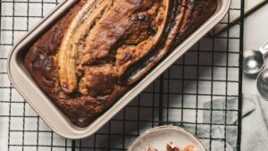 Banana bread saludable recién horneado, bizcocho de plátano sin azúcar cortado en rebanadas