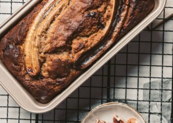 Banana bread saludable recién horneado, bizcocho de plátano sin azúcar cortado en rebanadas
