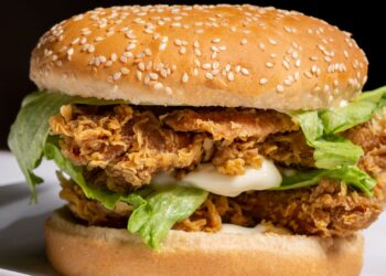 Hamburguesas de pollo caseras jugosas con lechuga en pan dorado