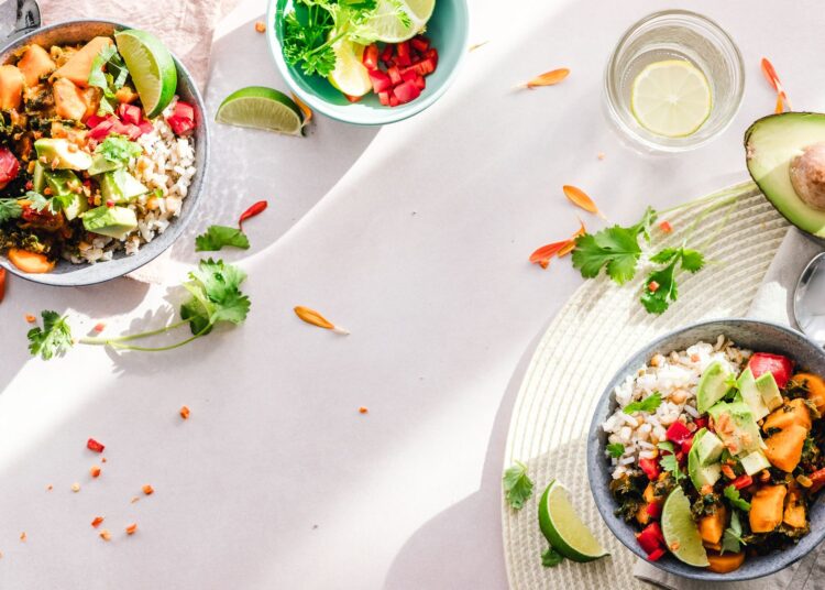 Bol de ensalada de lentejas con verduras frescas, receta fácil y saludable para el verano