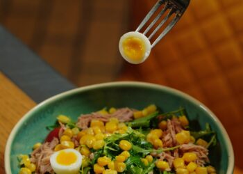 Ensalada campera tradicional con patata, atún, huevo duro y hortalizas frescas en un bol