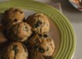 Muffins de huevo y verduras recién horneados con hierbas, servidos para desayunar