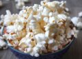 Bol de palomitas caseras saludables recién hechas con maíz natural