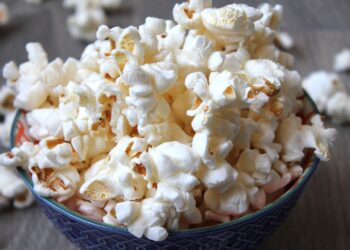 Bol de palomitas caseras saludables recién hechas con maíz natural