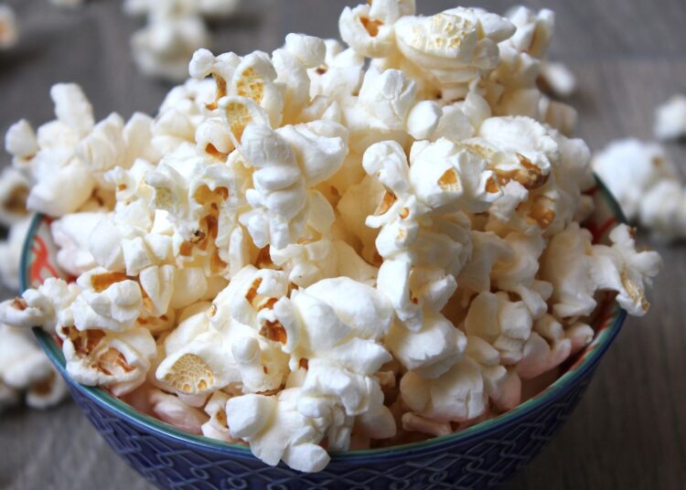 Bol de palomitas caseras saludables recién hechas con maíz natural