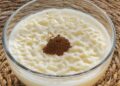 Cuenco de arroz con leche saludable cremoso espolvoreado con canela molida