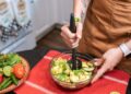 Guacamole casero recién preparado en un bol con aguacate, lima, cebolla y cilantro fresco