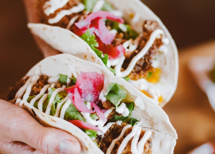 Wraps de pollo para niños con lechuga y verduras frescas en tortilla, listos para comer