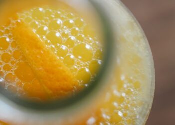 Zumo de naranja recién exprimido, resultado de los mejores exprimidores eléctricos para casa