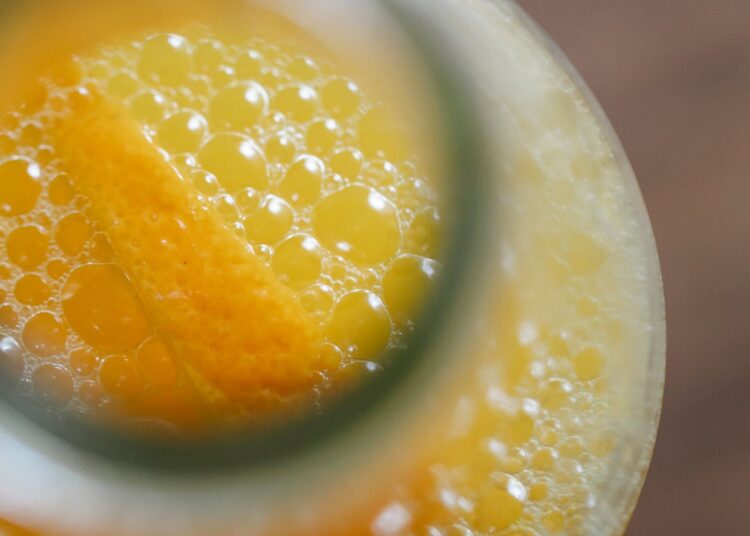 Zumo de naranja recién exprimido, resultado de los mejores exprimidores eléctricos para casa