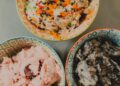 Helado casero cremoso recién hecho, resultado de usar una de las mejores heladeras domésticas