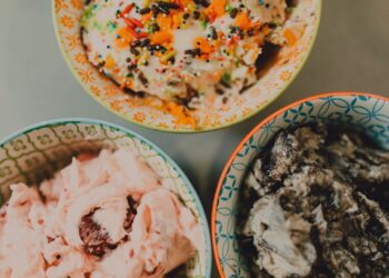 Helado casero cremoso recién hecho, resultado de usar una de las mejores heladeras domésticas