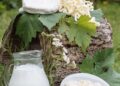 Alimentos ricos en calcio: queso fresco y leche sobre mesa de madera