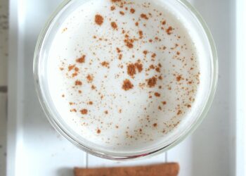 Vaso de leche merengada casera con canela en rama, bebida tradicional de verano