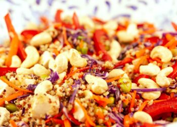 Bol de ensalada de cuscús con verduras frescas y hierbas, almuerzo mediterráneo ligero