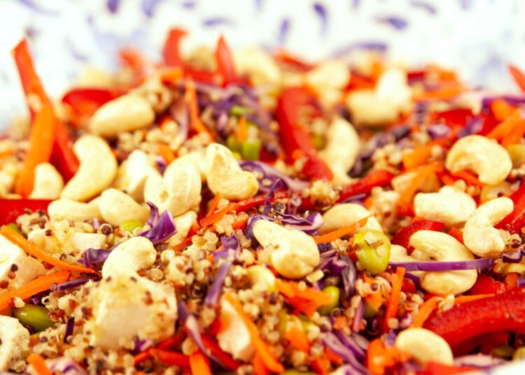 Bol de ensalada de cuscús con verduras frescas y hierbas, almuerzo mediterráneo ligero