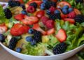 Macedonia de frutas fresca en bol con fruta de temporada troceada