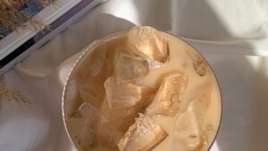 Vaso de cold brew casero con hielo, café frío suave recién filtrado