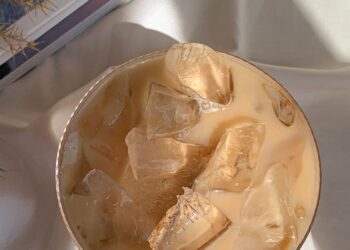 Vaso de cold brew casero con hielo, café frío suave recién filtrado