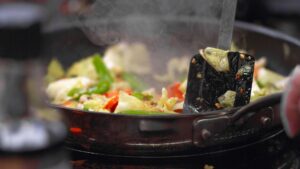 Wok de pollo con verduras: receta fácil en 20 min