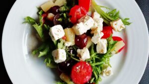 Ensalada griega auténtica con tomate, pepino, cebolla roja, aceitunas negras y queso feta