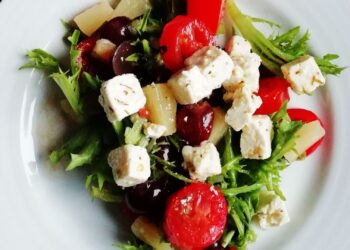 Ensalada griega auténtica con tomate, pepino, cebolla roja, aceitunas negras y queso feta