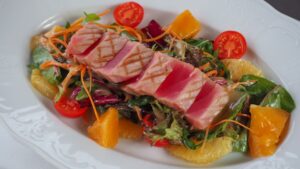 Tomates rellenos de atún: receta fácil y fresca